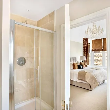 Townhouse With Parking *